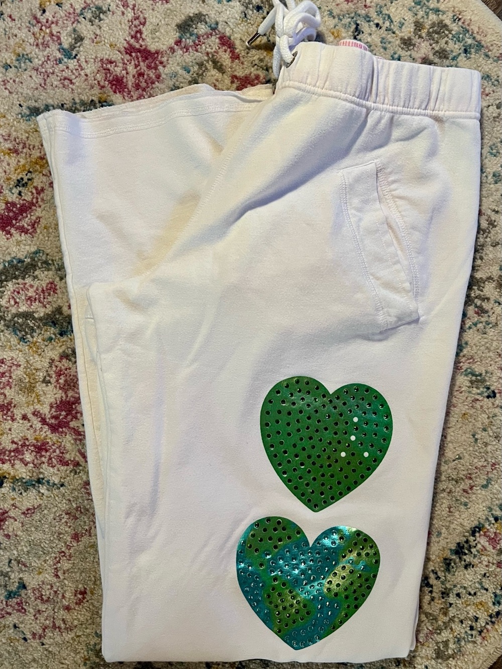 🩷💋🌸PINK Victoria's Secret White Sweatpants with Green/Blue Sequin Hearts🌸💋🩷